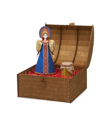Подарочный набор: кукла фарфоровая, крем-мед, красный с логотипом